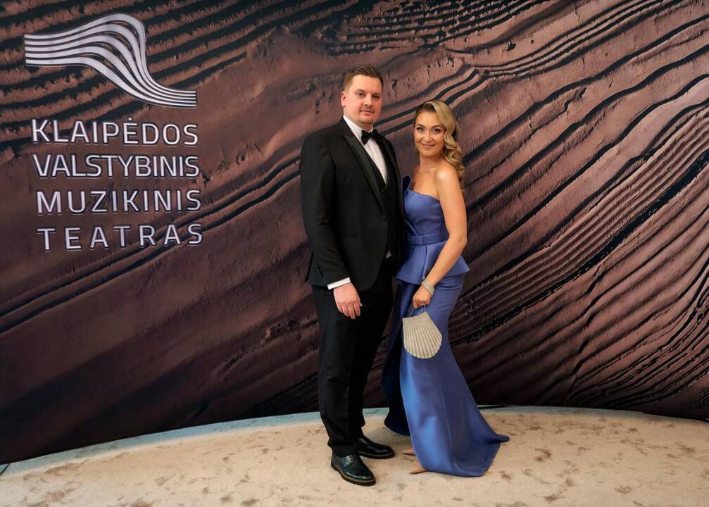 Baigiamajam Giuseppe Verdi „La Traviata“ kūriniui scenoje drauge su kviestiniais svečiais pasirodė teatro solistai, choristai ir visi teatro darbuotojai.