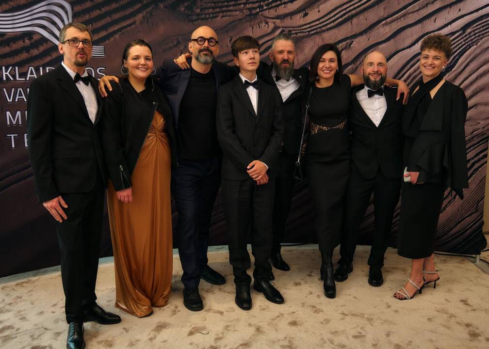 Baigiamajam Giuseppe Verdi „La Traviata“ kūriniui scenoje drauge su kviestiniais svečiais pasirodė teatro solistai, choristai ir visi teatro darbuotojai.