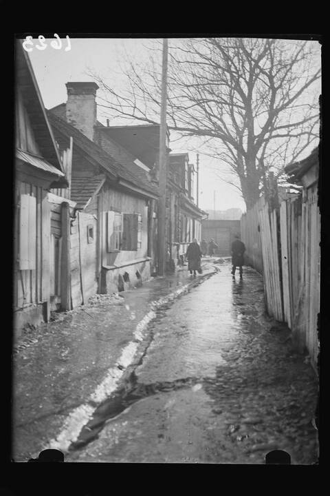 Antanas Ingelevičius. Rotušės aikštės kiemas. Kaunas, XX a. 3 deš.