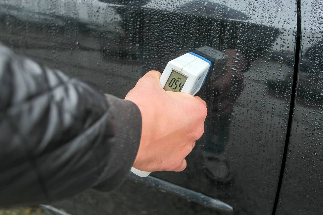 Apgaulė: sukčiai įsigudrina sulipdyti automobilį iš visiško metalo laužo.