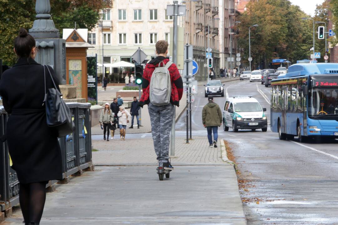 Nesilaiko: jaunuoliai dažnai pastebimi paspirtuku važiuojantys be šalmo ir liemenės.