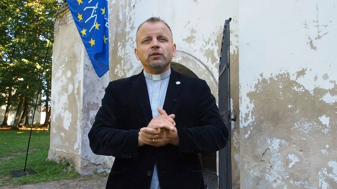 Evangelikų liuteronų kapinėse paprastai dvelkia giedra nuotaika, o užrašai ant kapinių vartų ir antkapinių kryžių byloja apie džiaugsmą iškeliavus pas dangiškąjį tėvą.