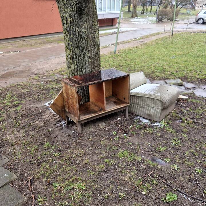 Vaizdas: daugiabutyje nematyti prieš pusmetį kilusio didelio gaisro pėdsakų – tarp devinto aukšto ir stogo esanti danga atrodo sutvarkyta.