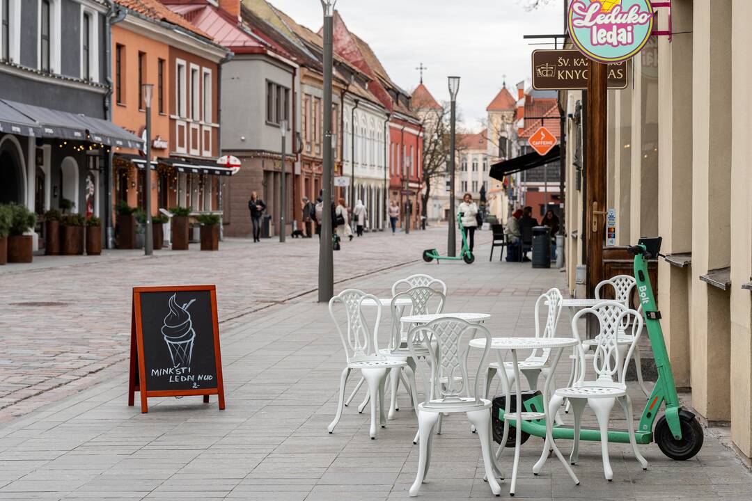 Sezonas: Laisvės alėjoje jau rikiuojami staliukai.