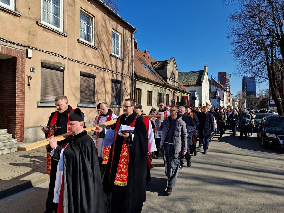 Veiksmas: klaipėdiečiai su Kristaus kančią simbolizuojančiu kryžiumi pajudėjo nuo Kristaus Karaliaus bažnyčios.