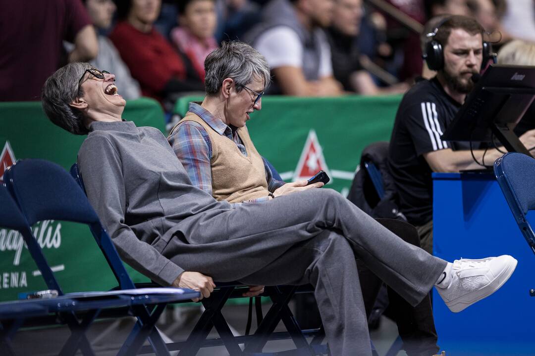 Emocijos: „Žalgirio“ treneris Tautvydas Sabonis (dešinėje) nespėjo atvėsinti E. Sumnerio, uždirbusio nesportinę ir techninę pražangas.