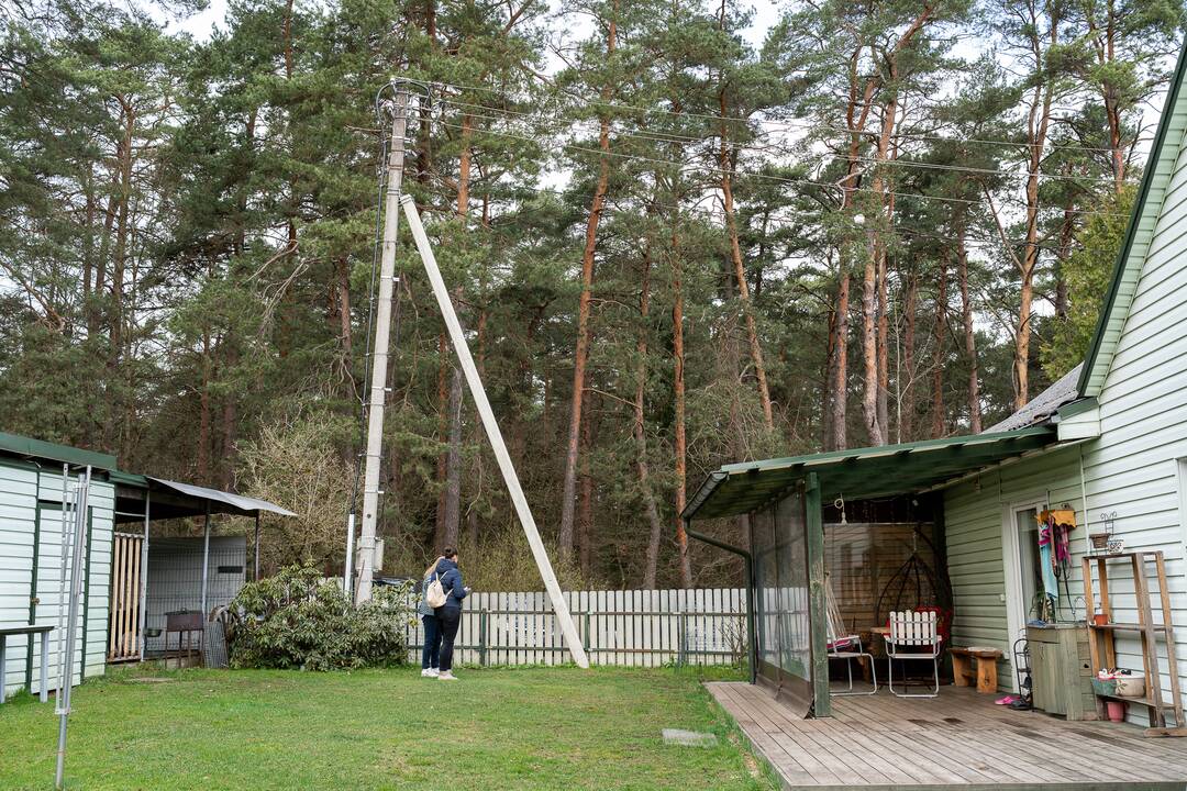 Užtverta: pro elektros stulpo atramą negalima patekti į sklypą.