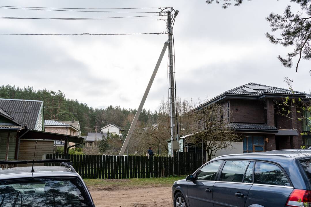 Užtverta: pro elektros stulpo atramą negalima patekti į sklypą.