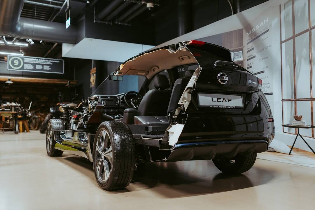 Eksponatas: „Nissan Leaf“ prieš šešerius metus supjaustė estų meistrai.
