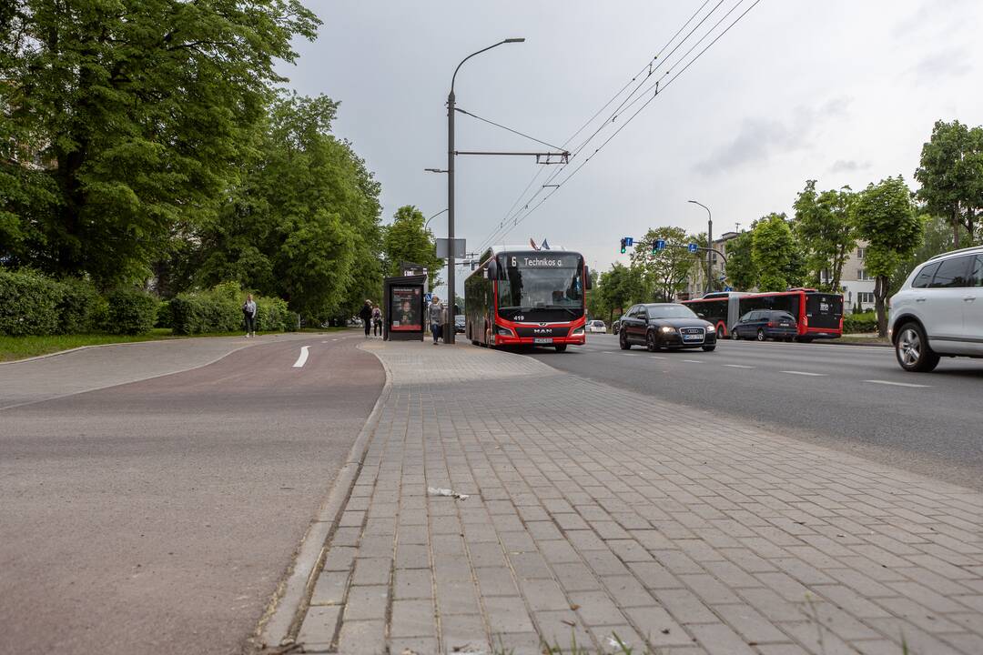 Taisyklės: nors ties stotele yra įrengta A juosta, gyventojai iš jos gali pasukti į kiemus, tačiau negali važiuoti tiesiai.