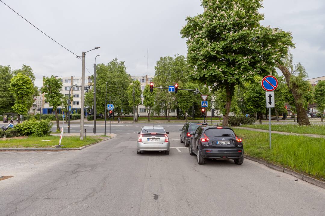 Taisyklės: nors ties stotele yra įrengta A juosta, gyventojai iš jos gali pasukti į kiemus, tačiau negali važiuoti tiesiai.