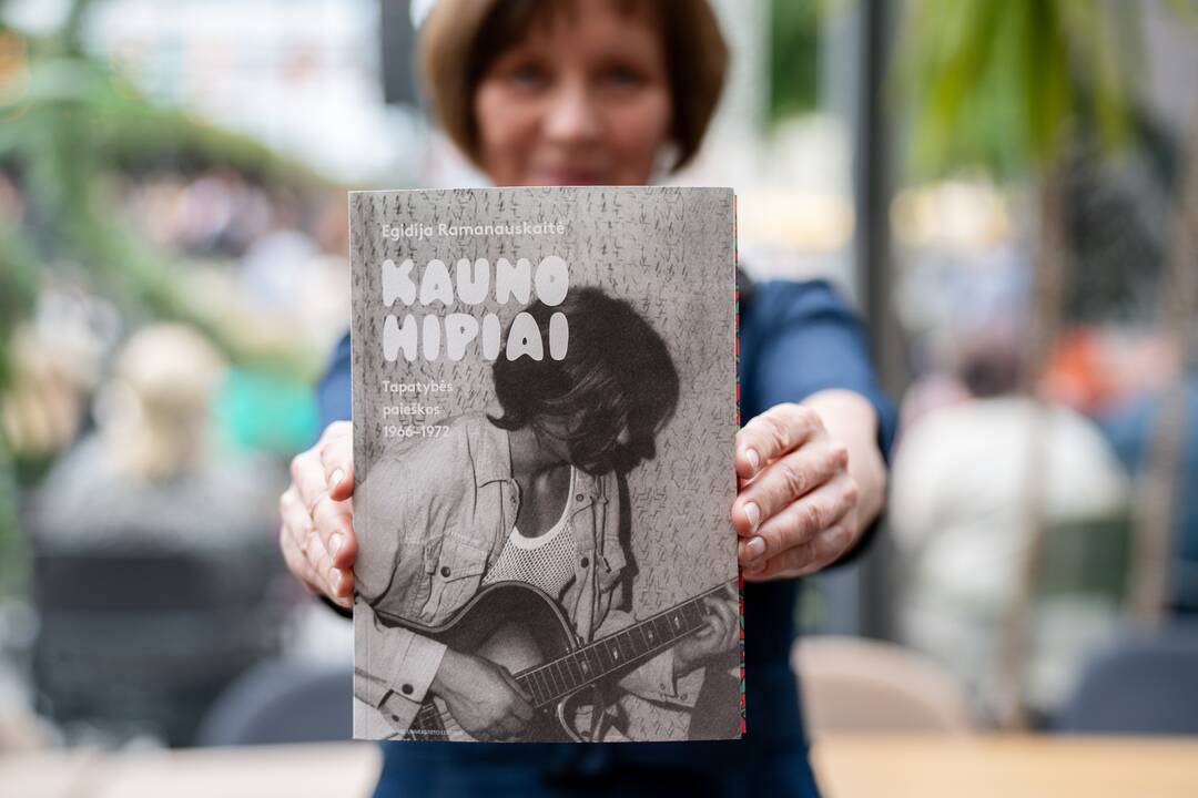 Turinys: E. Ramanauskaitės knyga atskleidžia hipių subkultūros formavimąsi Kaune ir raidos etapus.