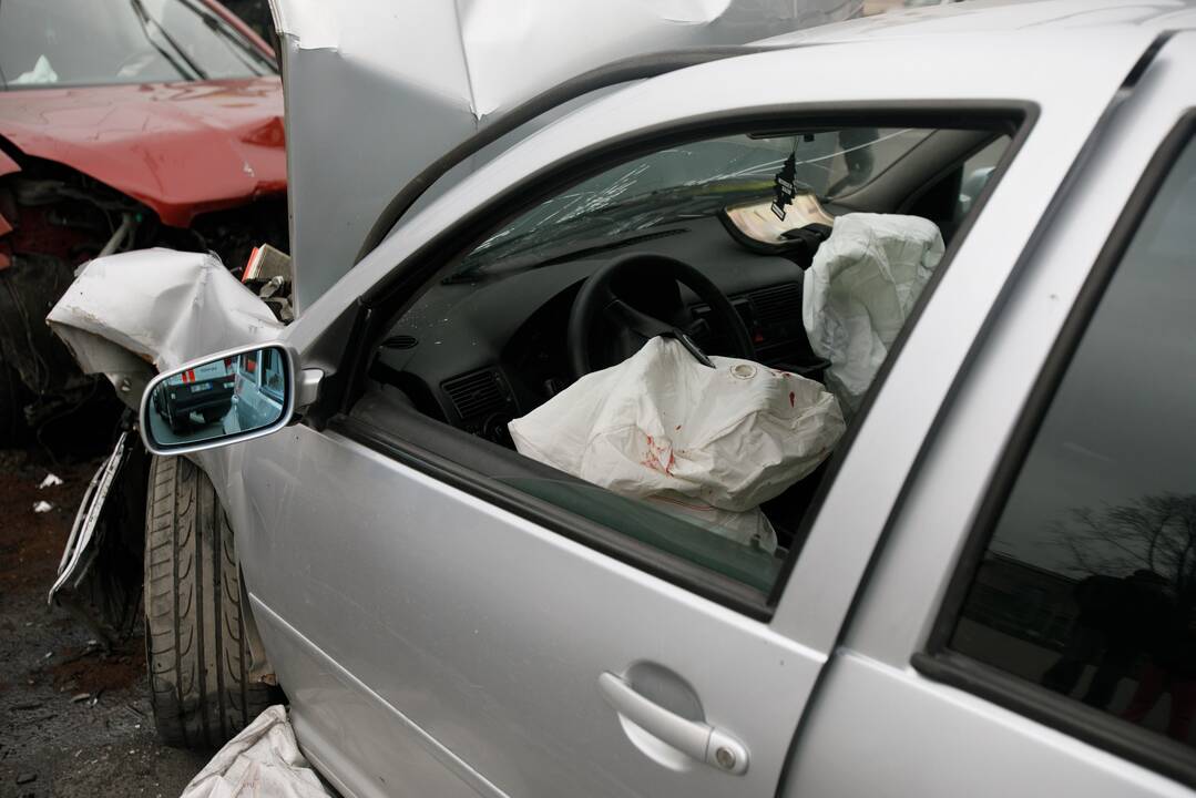 Apgaulė: sukčiai įsigudrina sulipdyti automobilį iš visiško metalo laužo.