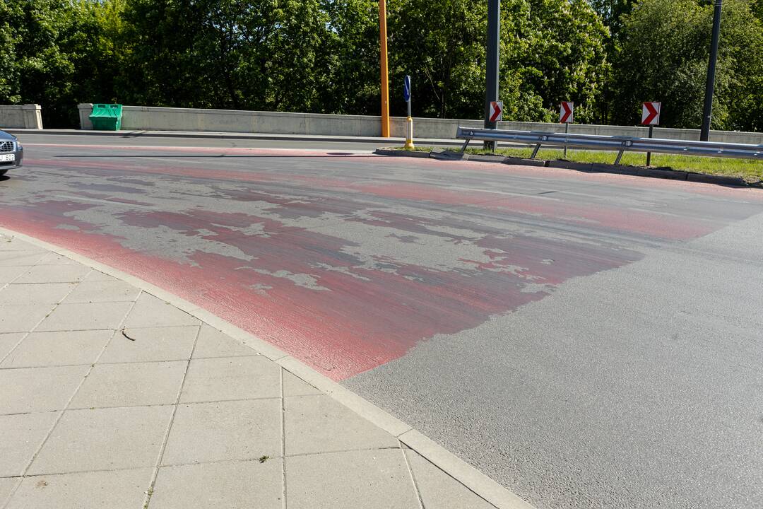 Pasiteisino: savivaldybės atstovai įsitikinę, kad dėl raudonos dangos pagerėjo automobilių ratų sukibimas, todėl įvyko mažiau eismo įvykių.