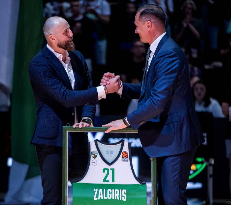 Varžovai: „Ryto“ legionierius M. Fosteris (dešinėje) pareiškė, kad Vilniuje trečiąkart įveiks Kauno komandą, žalgirietis L. Birutis (kairėje) – kitokios nuomonės.