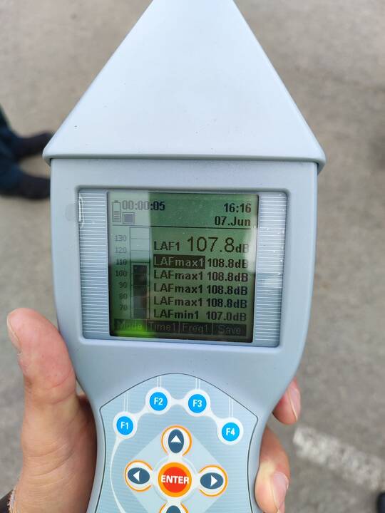 Išmatavo: Palangos gatvėmis laigantys motociklai ir mopedai senokai erzina gyventojus ir kurorto svečius, todėl policija ėmėsi tramdyti triukšmautojus.
