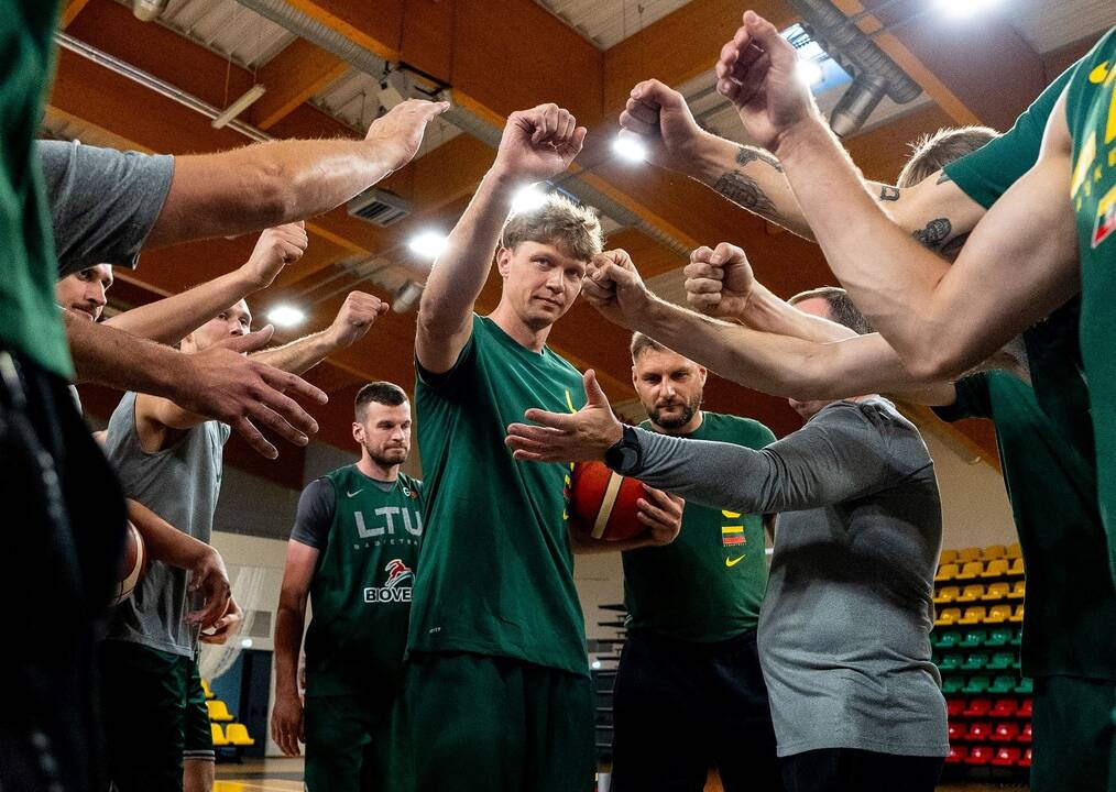 Nuostolis: J. Valančiūnas sportuoja su bendražygiais, tačiau ikiolimpiniame atrankos turnyre nežais.