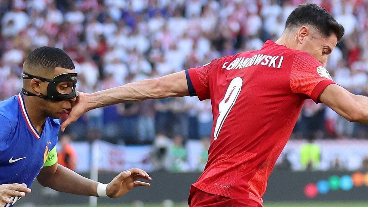 Žaibas: Ch. Kvarackelija (raudonos spalvos marškinėliai) jau 2 minutę nuginklavo portugalų vartininką D. Costą.