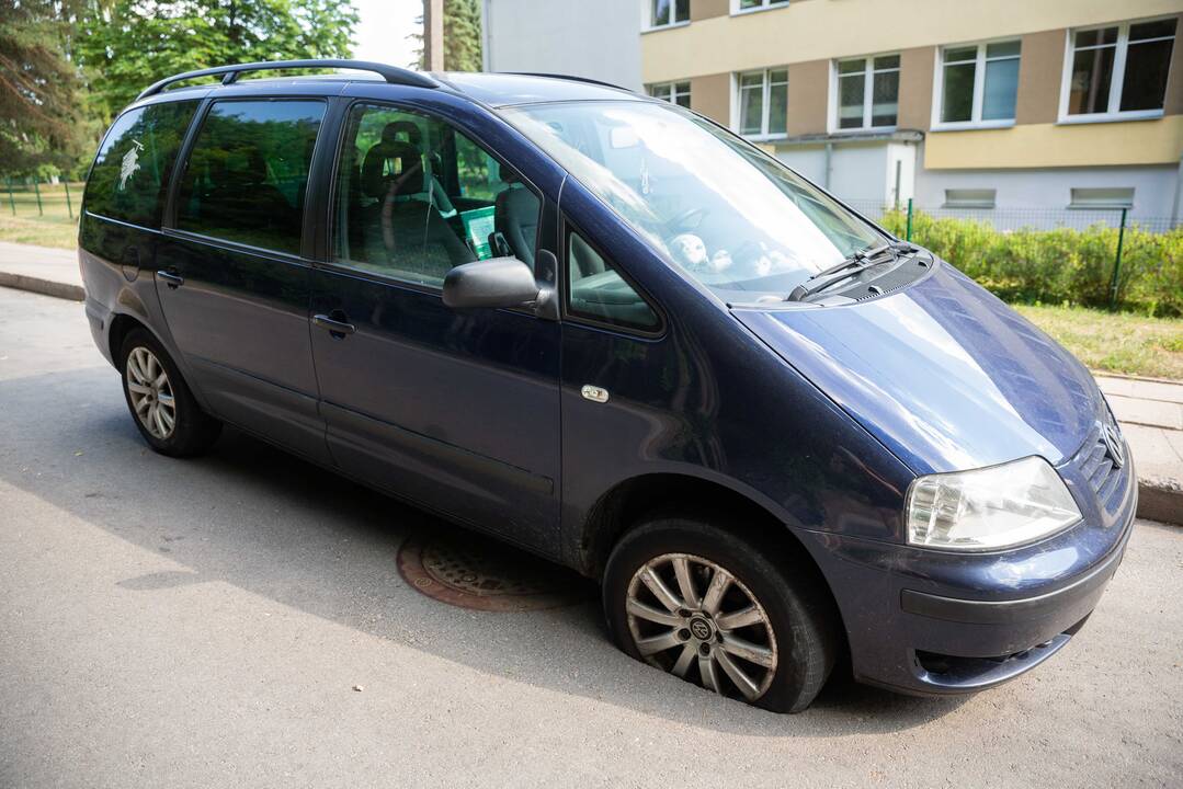 Neprižiūri: po žiemos į servisus atvažiuoja automobilių, kurių būklė kartais verčia griebtis už galvos.