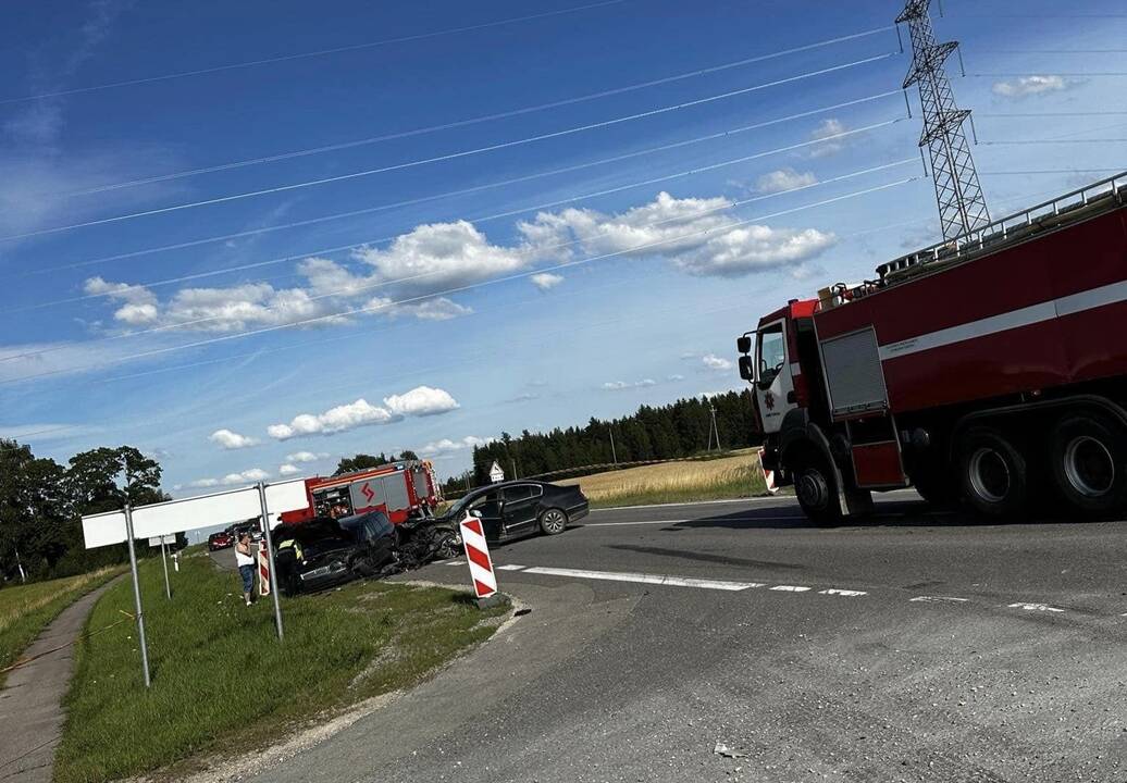 Spūstis: po avarijos į ligoninę išgabenti trys žmonės, specialia technika teko stumdyti ir išvežioti sudaužytus automobilius.