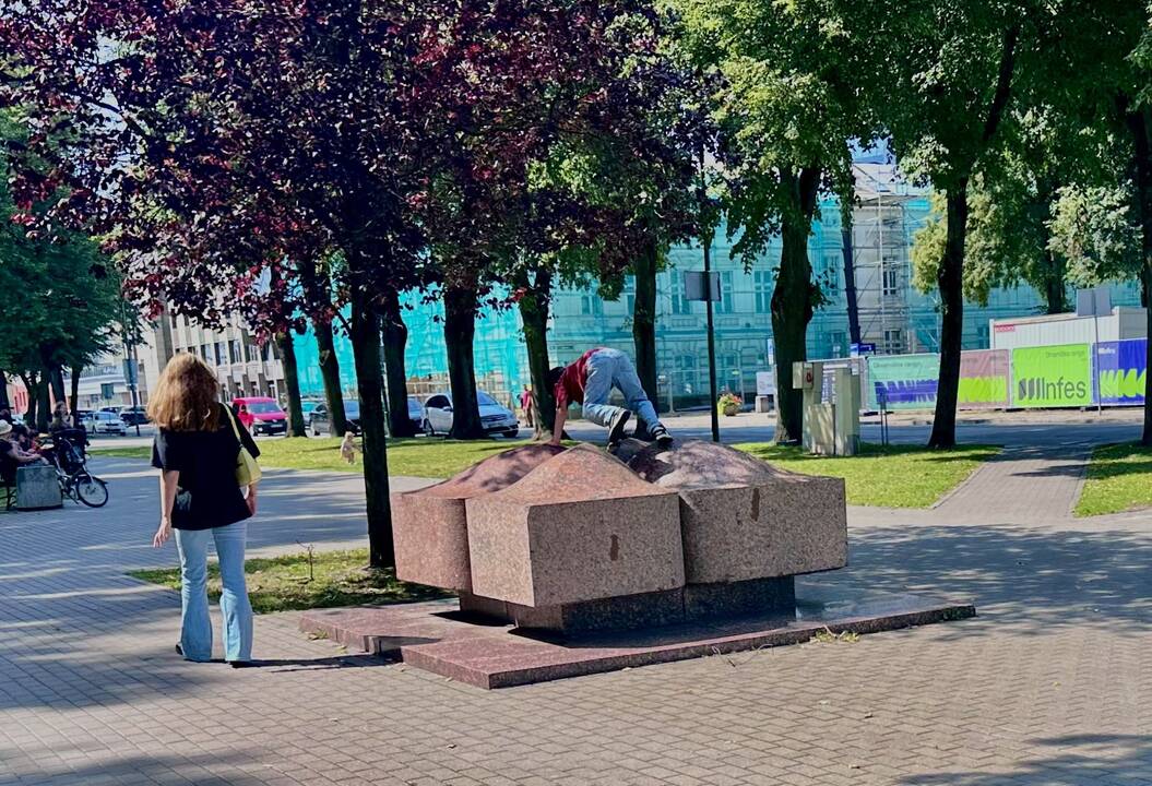 Nenubaus: laipioti ant skulptūrų nėra draudžiama, tačiau elementarus supratimas byloja, kad taip elgtis tikrai nedera.