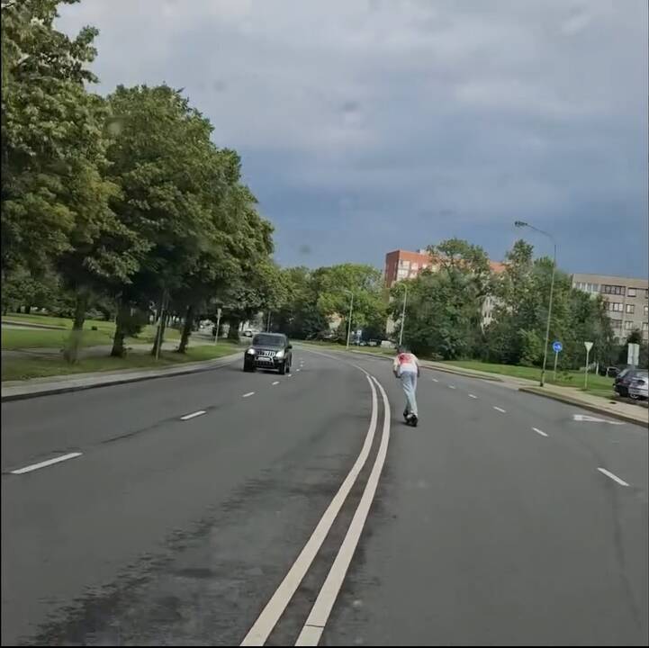 Jaunuolis, dūmęs antrąja eismo juosta, nėrė į priešpriešą, o jį nufilmavusiam vairuotojui dar reiškė nepasitenkinimą.
