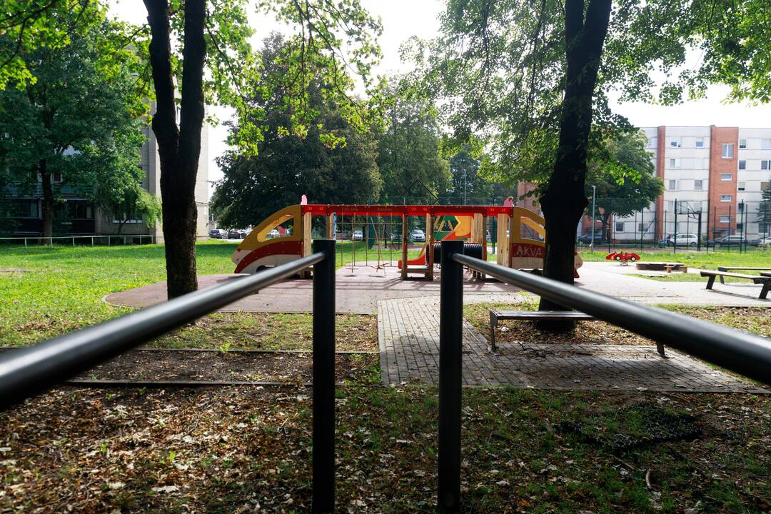  Suoliukai: šalia krepšinio aikštelės vyksta su sportu visiškai nesusijęs vakarinis gyvenimas. 
