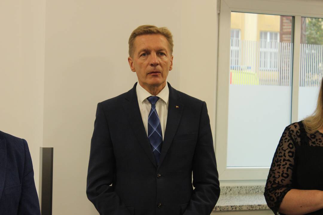 Nauja: R. Karpavičius (kairėje), A. Vaitkus (centre) ir V. Žalimas, nukirpdami simbolinę juostelę, oficialiai atidarė Skubiosios pagalbos skyrių.