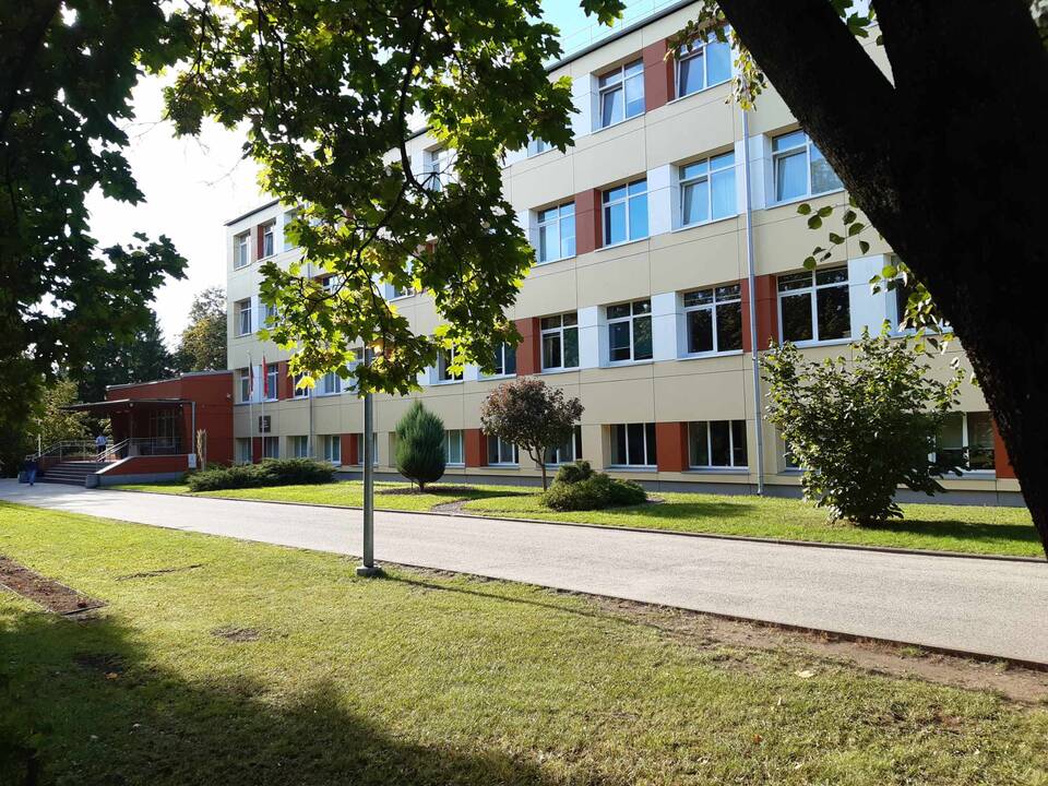 Precedentas: kartais moksleiviai štai tokiais šūkiais „padėkoja“ savo mokykloms.