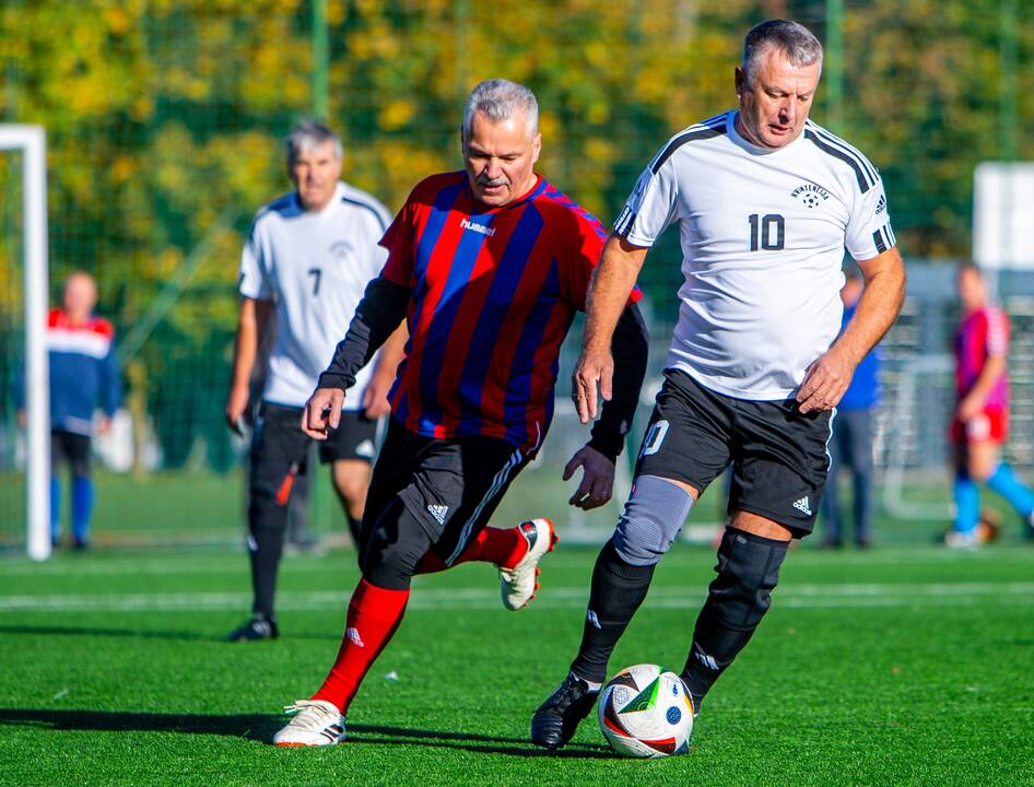 Čempionai: vyriausių senjorų čempionate triumfavo „Kauno“ futbolininkai.
