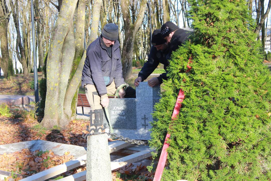 Atspindys: klaipėdiečiams gerai žinomos dviratininko skulptūros „Į kelionę“ autorius G. Jonkus teigia, jog šis rausvo granito darbas iš esmės yra jo autoportretas.