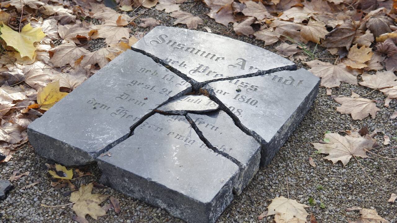Sugrąžinimas: atnaujinus Skulptūrų parką ir įrengus Atminties labirintą, ima rastis naujų eksponatų – istorinių paminklinių akmenų duženų.