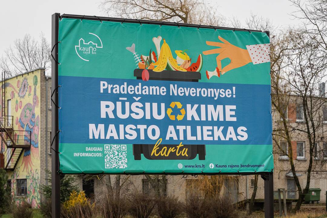 Vieta: daugiabučių namų gyventojai kibirėlius, skirtus maisto ir virtuvės atliekoms rinkti namuose, nuo šio mėnesio turės patys pasiimti iš Neveronių seniūnijos.
