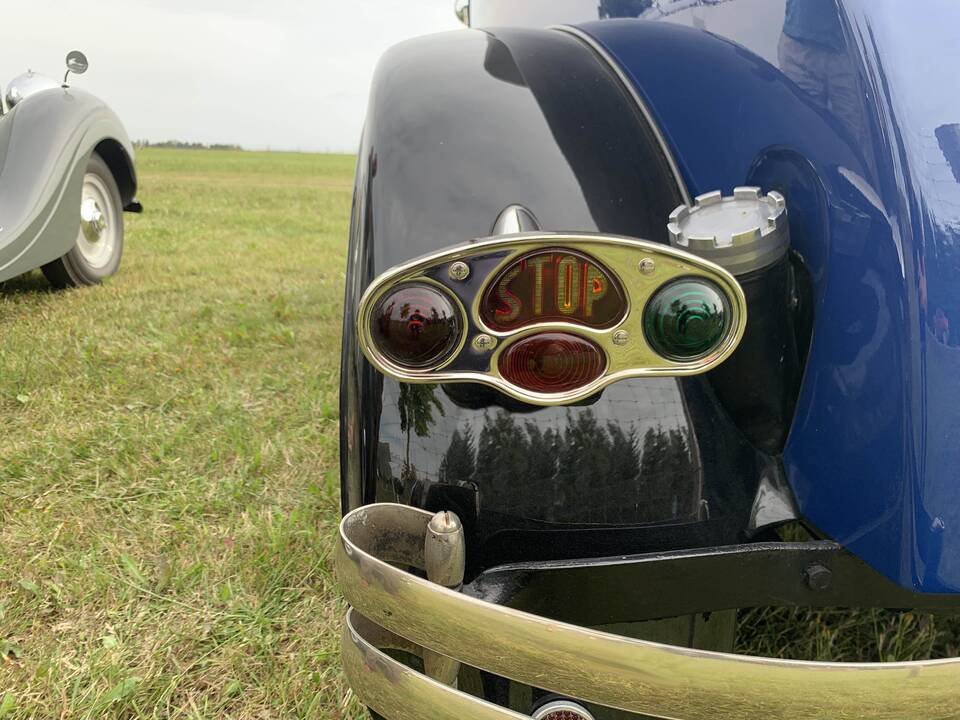 Vieta: pirmieji gamykliniai lempiniai žibintai – ant 1939 m. „Buick Eight“ bagažinės.