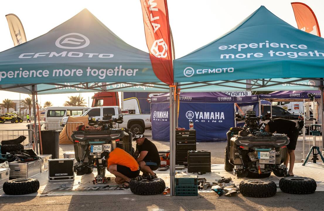 Bendražygiai: ralio „Abu Dhabi Desert Challenge“ trofėjai – komandos „CFMOTO Thunder Racing Team“ sportininkų A. Kanopkino (kairėje) ir G. Martinezo rankose.