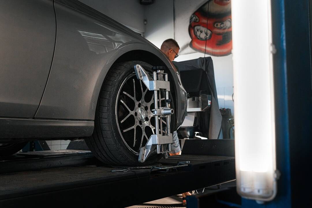 Neprižiūri: po žiemos į servisus atvažiuoja automobilių, kurių būklė kartais verčia griebtis už galvos.