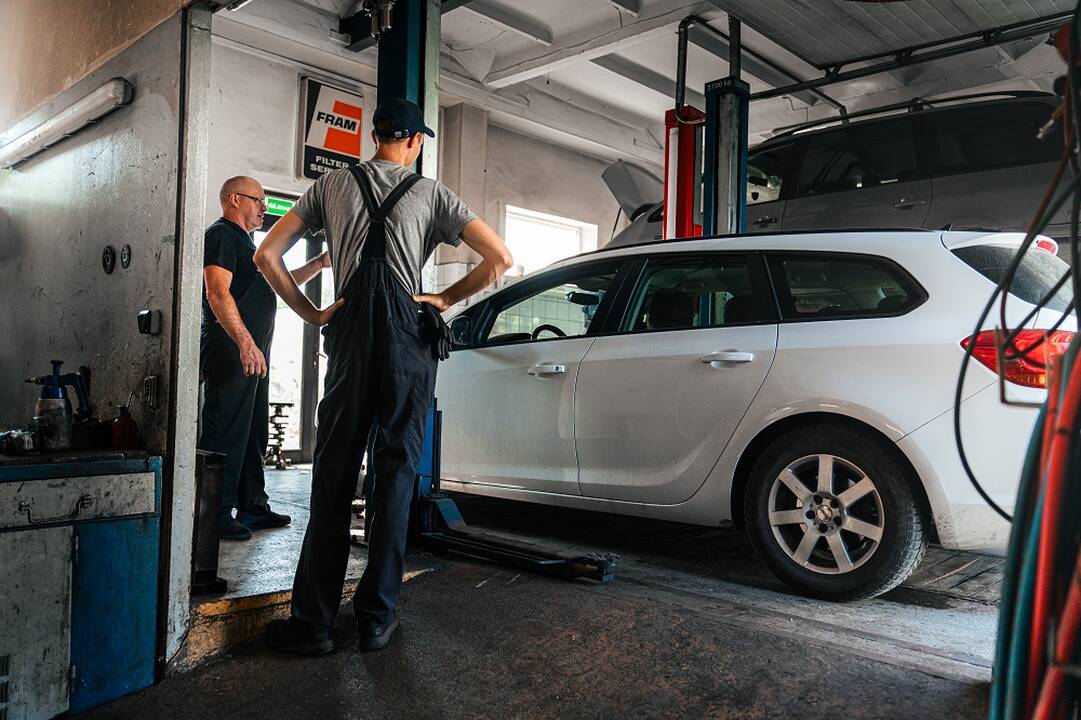 Neprižiūri: po žiemos į servisus atvažiuoja automobilių, kurių būklė kartais verčia griebtis už galvos.