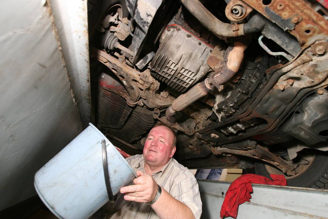 Neprižiūri: po žiemos į servisus atvažiuoja automobilių, kurių būklė kartais verčia griebtis už galvos.