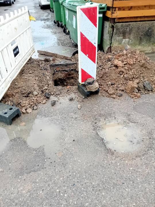 Skandalas: tik kovą naujai išasfaltuota Pienių gatvė, balandį supjaustyta dėl elektros tiesimo darbų.