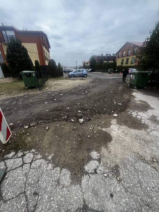 Skandalas: tik kovą naujai išasfaltuota Pienių gatvė, balandį supjaustyta dėl elektros tiesimo darbų.