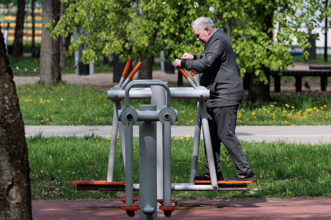 Aplinkybės: net ir geriausius senjorų norus gali nuslopinti garbaus amžiaus žmones supanti kasdienybė – negalavimai, nepritekliai dėl mažų pensijų. 