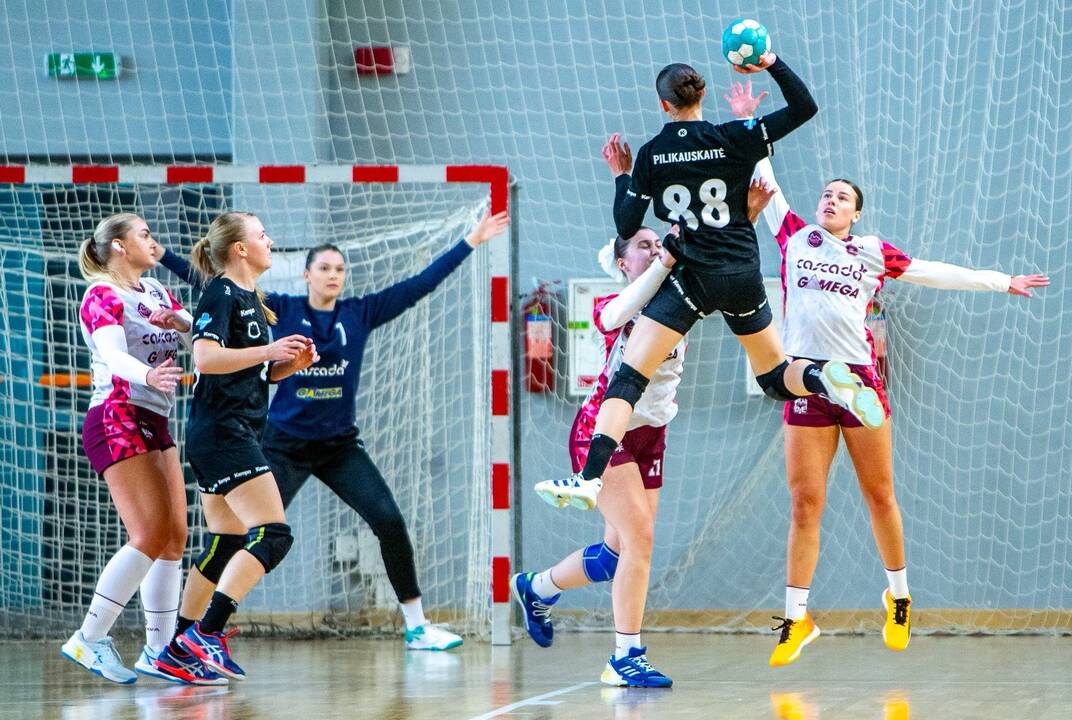  Skirtumas: Garliavos rankininkės savo aikštėje pralaimėjo sostinės „Eglei“ (juodos spalvos apranga) net 22:35.