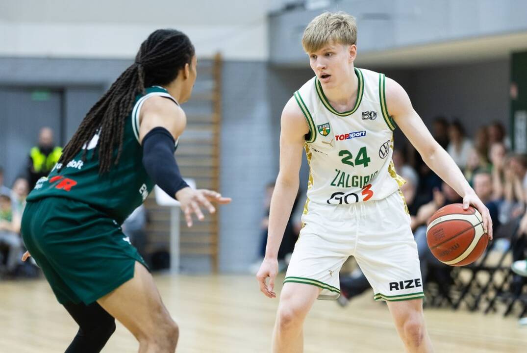 Karjera: žalgirietis D. Buika, debiutavęs LKL čempionate ir Eurolygoje, iškovojo NKL bronzą.