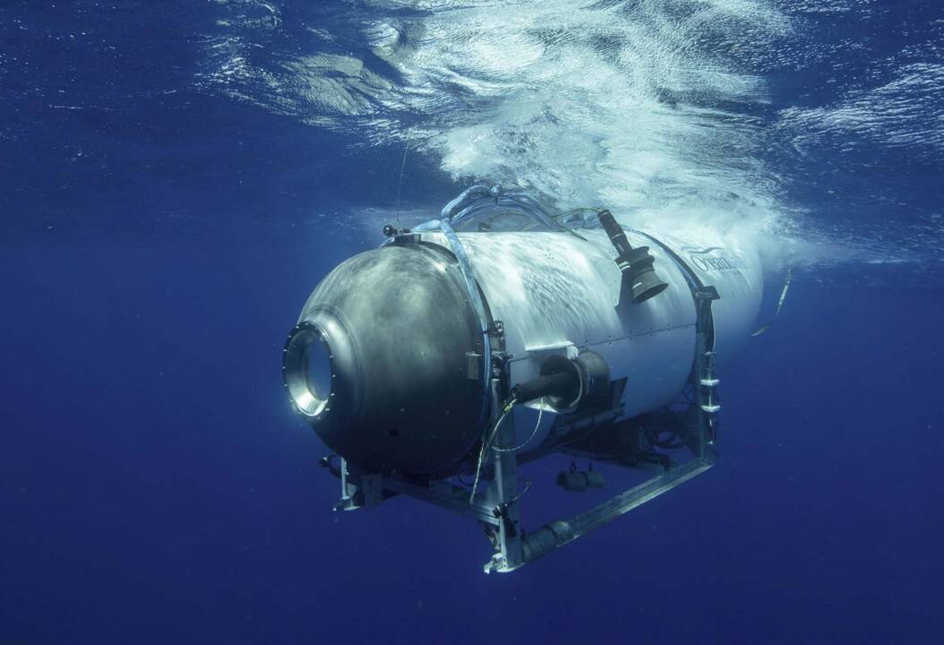 Liekanos: povandeninio laivo „Titan“ nuolaužos, ištrauktos iš vandenyno dugno, iškraunamos iš laivo „Horizon Arctic“ Kanados pakrančių apsaugos prieplaukoje Sent Džonse, Niufaundlande, 2023 m. birželio 28 d.
