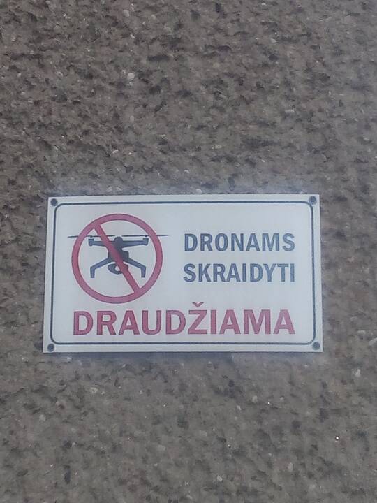 Klausimai: klaipėdiečiai sunerimo kelias dienas iš eilės stebėję virš galvų kybančius dronus.