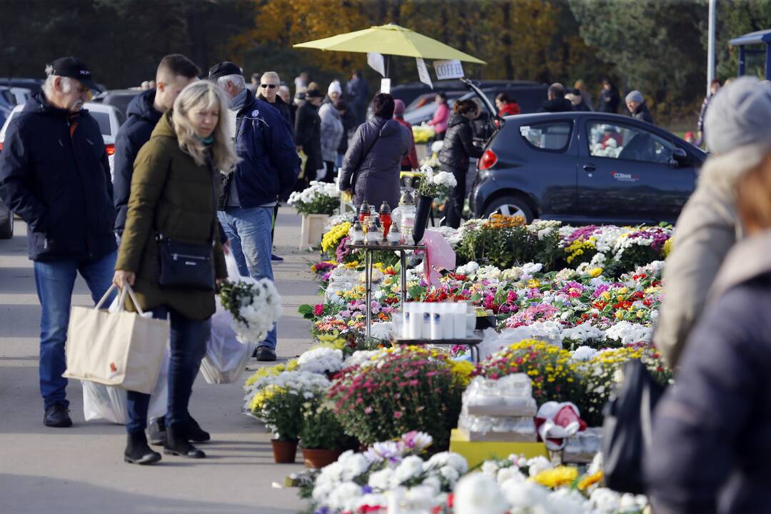 Taisyklės: per Motinos dieną automobiliu atvykusius klaipėdiečius kapinių sargas įleido tik iki 12 valandos, vėliau vartai buvo užrakinti.