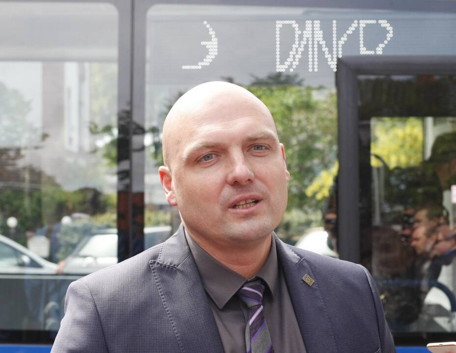 Klausimai: klaipėdiečiai sunerimo kelias dienas iš eilės stebėję virš galvų kybančius dronus.