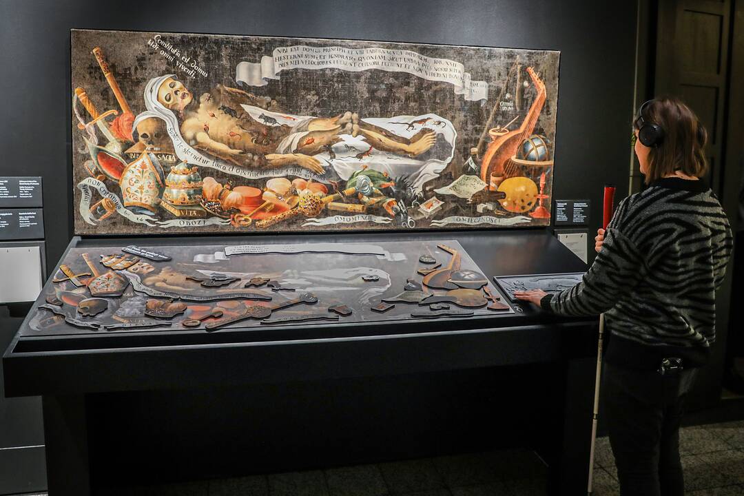 Prieinama: su paveikslu „Memento mori“ galima susipažinti jį liečiant rankomis.