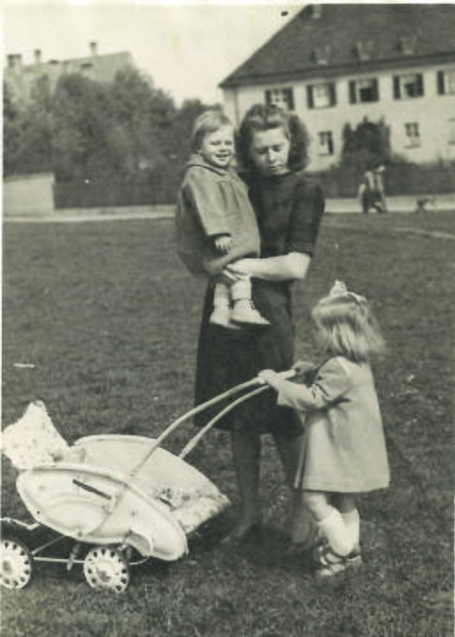 Juozevičių šeima Ausburge. Vokietija, 1948 m.