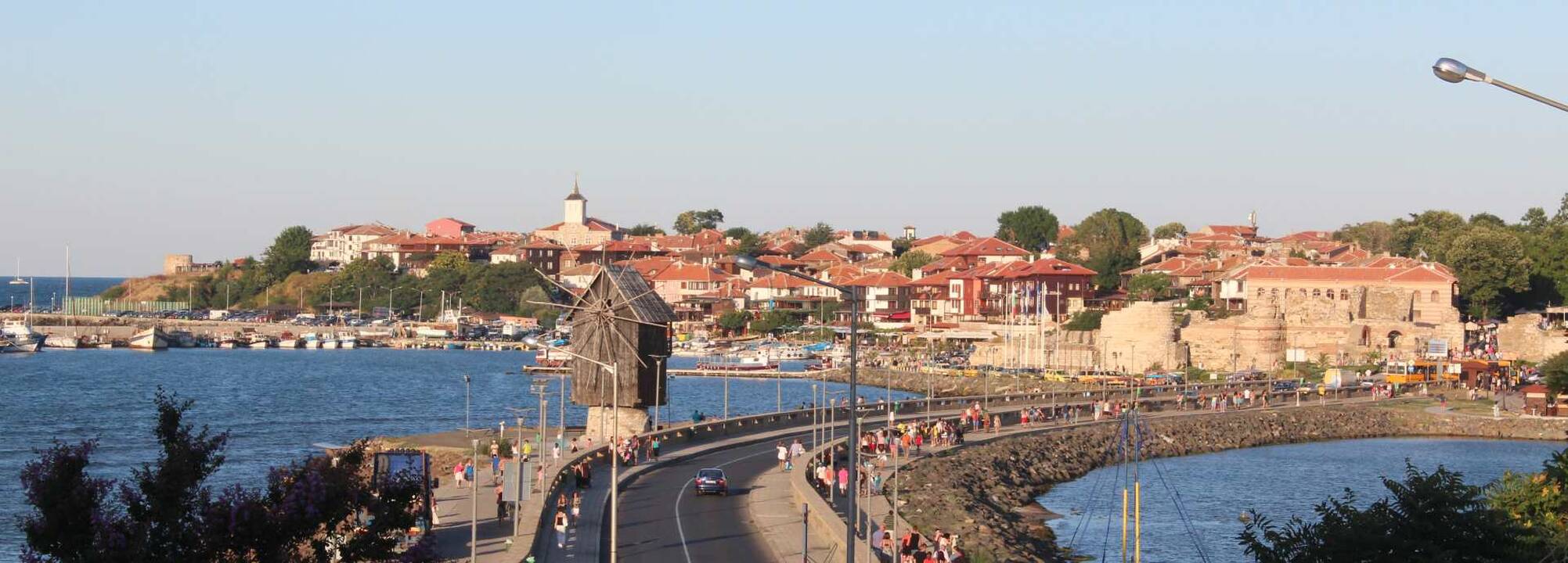 Senovinis: Nesebare, skaičiuojančiame 3 tūkst. metų siekiančią istoriją, žavi ir istoriniai paminklai, ir unikali medinė architektūra. 